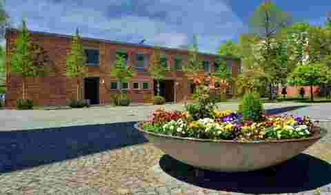 Bild Kirchplatz.jpg Bild Kirchplatz.jpg