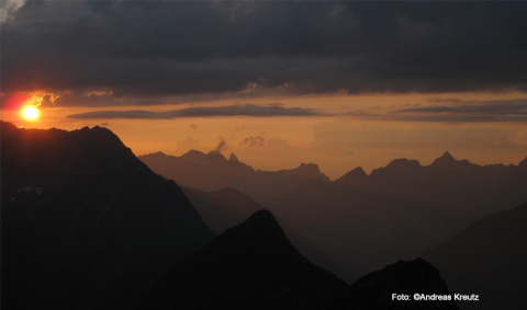 KG_C1702K Schlaflos über die Alpen.jpg